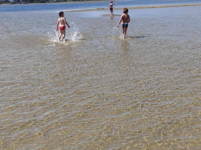 Enfants à la plage à La Franqui