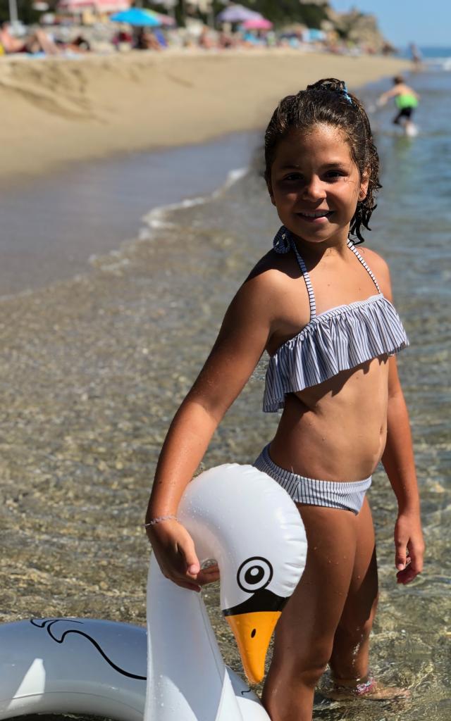 Petite fille se baigne à Leucate Plage