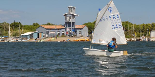 Photo d'un cours de voile à la base nautique du Cercle De Voile Du Cap Leucate