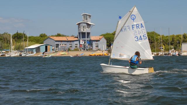 Photo d'un cours de voile à la base nautique du Cercle De Voile Du Cap Leucate