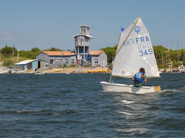 Photo d'un cours de voile à la base nautique du Cercle De Voile Du Cap Leucate