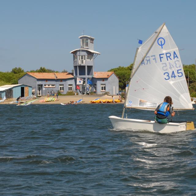 Photo d'un cours de voile à la base nautique du Cercle De Voile Du Cap Leucate