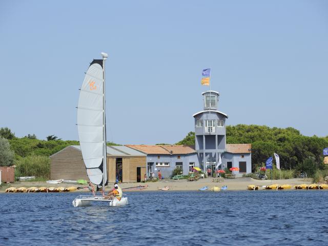 Photo d'un cours de voile en catamaran à la base nautique du Cercle De Voile Du Cap Leucate