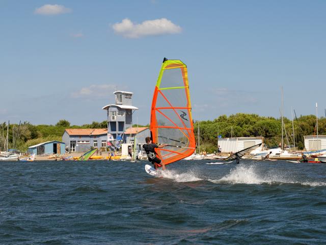 Photo d'un cours de planche à voile à la base nautique du Cercle De Voile Du Cap Leucate