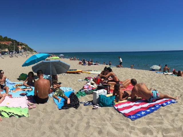 Photo d'un groupe d'amis sur la plage de Leucate Plage