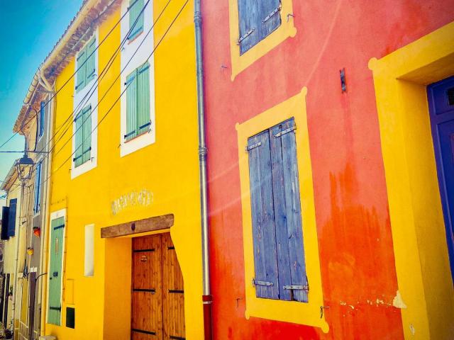 Photo des façades colorées de Leucate Village