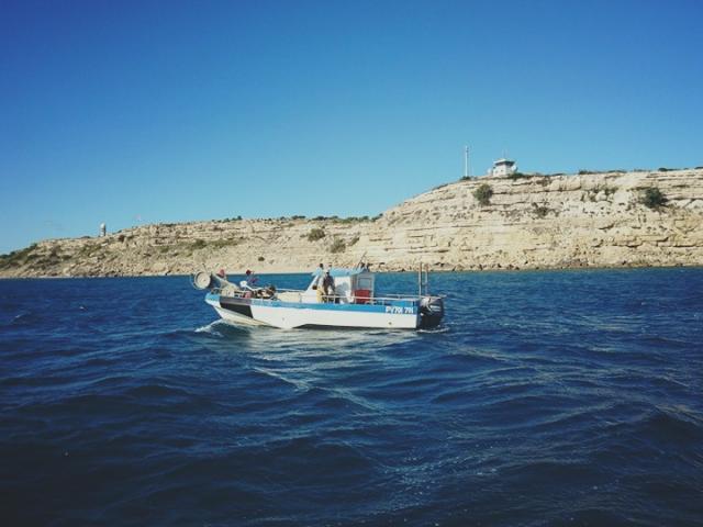 Bateau de Pêche au pied de la falaise de Leucate