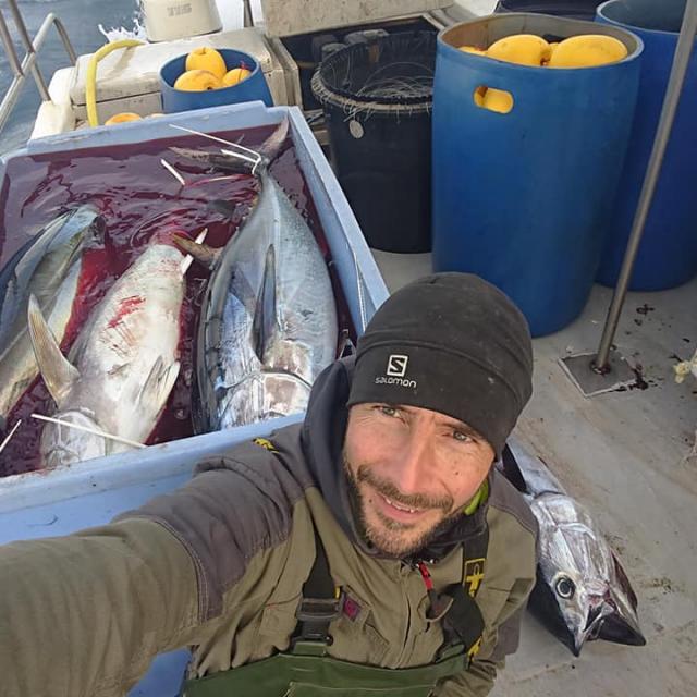 Photo d'Erwan pêcheur ligneur à Leucate de retour de pêche, vue sur les thons rouges du jour