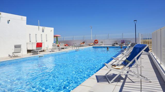 Piscine extérieure de la résidence Nemea Les Carrats de Port Leucate