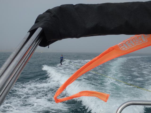 Photo d'un skieurs nautique depuis l'arrière d'un bateau