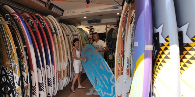 Matériel de glisse dans un Surfshop