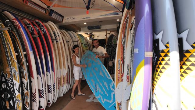 Matériel de glisse dans un Surfshop