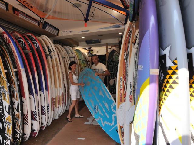 Matériel de glisse dans un Surfshop