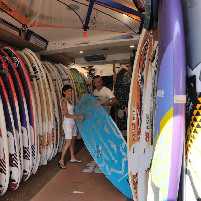 Matériel de glisse dans un Surfshop