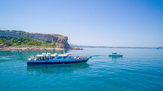 Photo d'un Bateau de Promenade au large de la falaise de Leucate