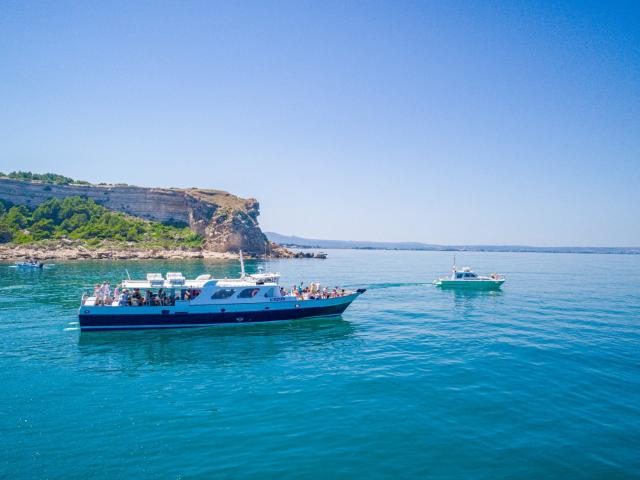 Photo d'un Bateau de Promenade au large de la falaise de Leucate