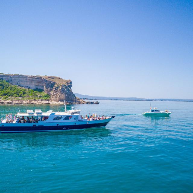 Photo d'un Bateau de Promenade au large de la falaise de Leucate