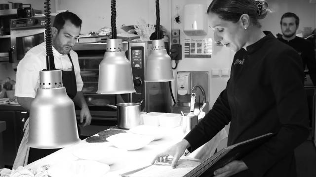 Photo d'Erwan et Pamela Houssin dans leur cuisine du Grand Cap