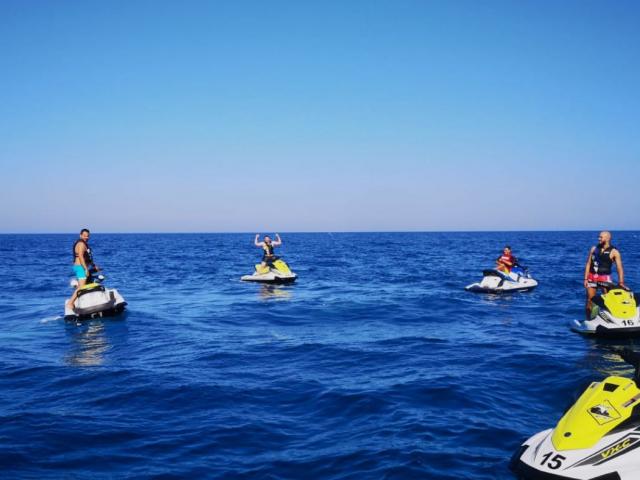 Photo de plusieurs jet skis au large de Leucate