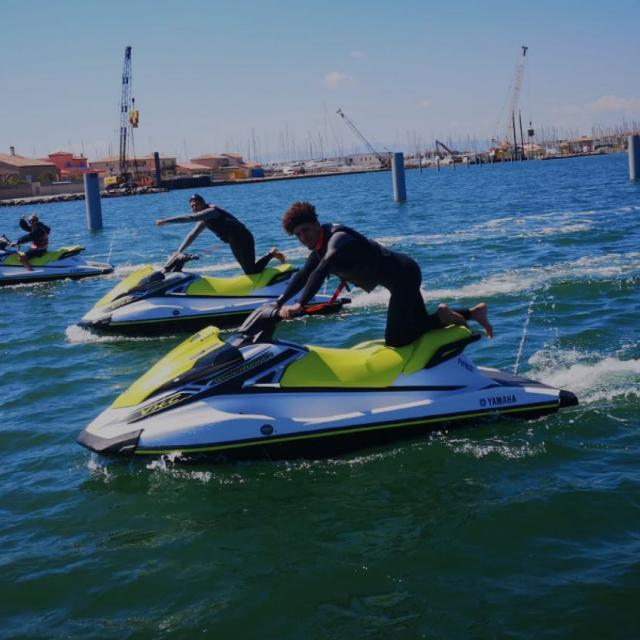 Photo de plusieurs jet skis au large de Leucate