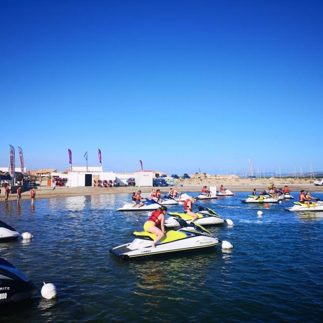 Photo de plusieurs jet skis au large de Leucate