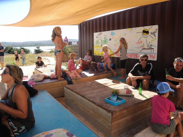 photo de la terrasse du Wesh Center Crew, plusieurs familles et enfants en train de manger sur des tables basses