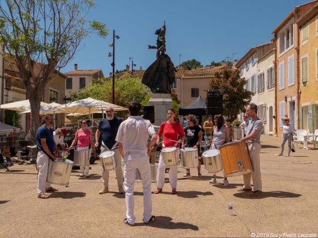 Photo d'une fanfare sur la place de Leucate Village pendant Sol Y Fiesta Leucate Village