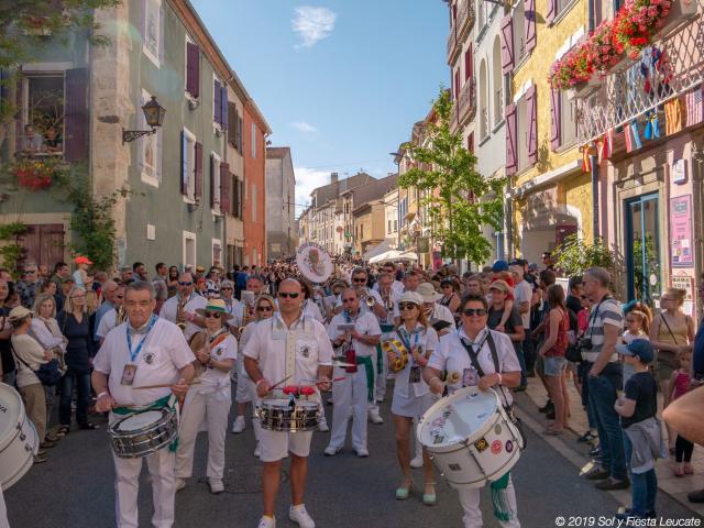 Fanfare dans la rue principale de Leucate Village pendant Sol Y Fiesta