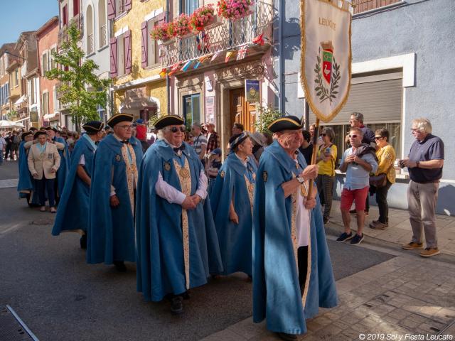 Défilé des consuls de la Seigneurie de Leucate dans la rue principale de Leucate Village pendant Sol Y Fiesta