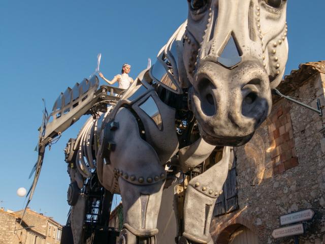 Photo d'une char en forme de cheval géant dans les rues de Leucate Village pendant Sol Y Fiesta