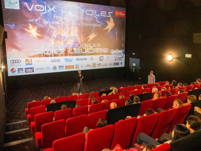 Photo d'uns salle de cinéma pleine de public pendant le festival Voix d'étoiles à Port Leucate