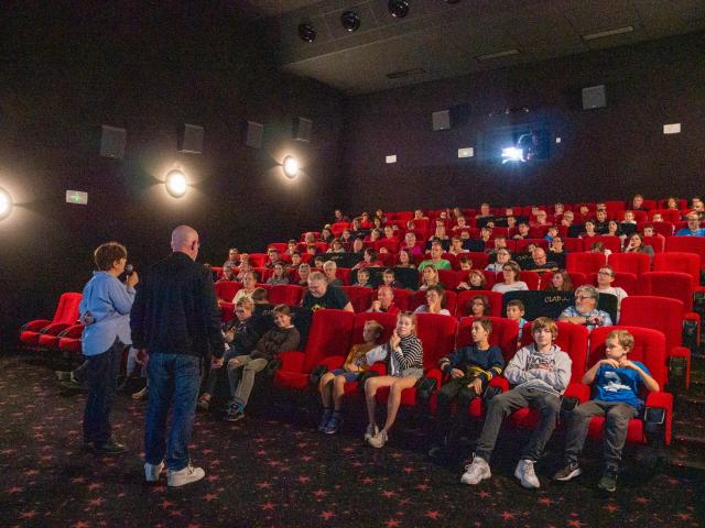 Photo d'uns salle de cinéma pleine de public pendant le festival Voix d'étoiles à Port Leucate